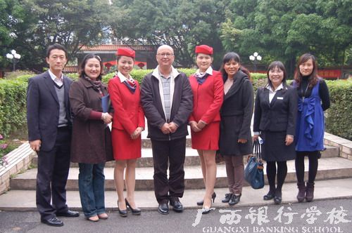 “世外桃源”嘉宾与我校师生合影留念.jpg