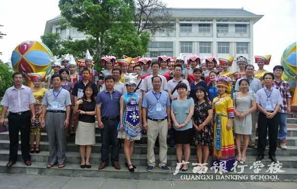 “绣球”课题组成员与广西民族中专领导及民族歌手班学生合影.jpg