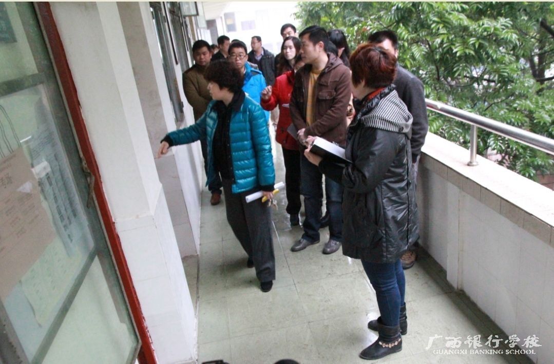 校领导检查教师到岗和学生出勤情况.jpg