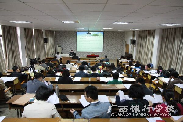 代表审阅学校工作报告.jpg