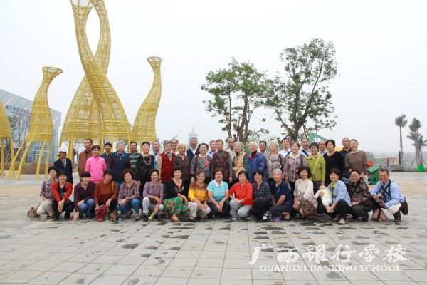 全体老干南博园合影留念.jpg