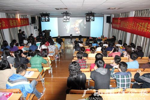“世外桃源”冠名班学生参加座谈会.jpg