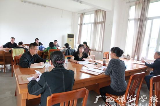 小组在认真讨论和审议报告.jpg