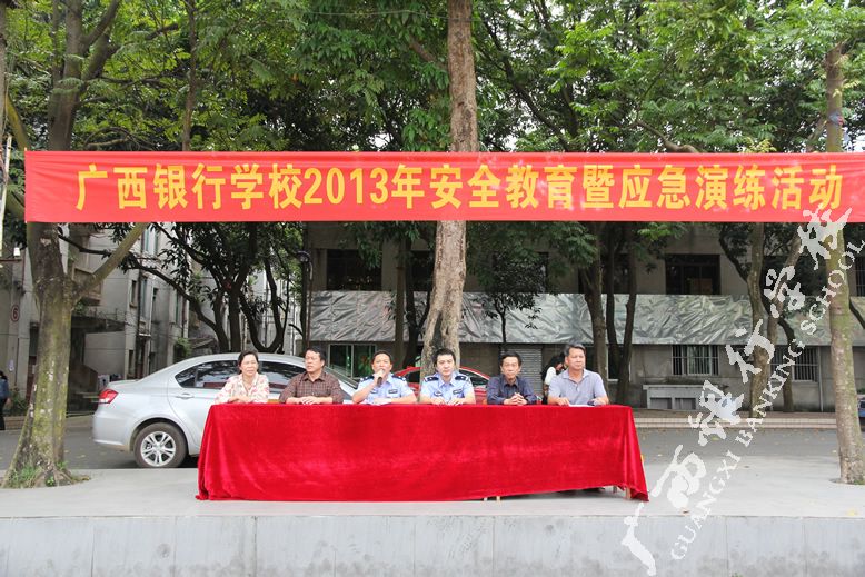 领导和嘉宾就座主席台.JPG