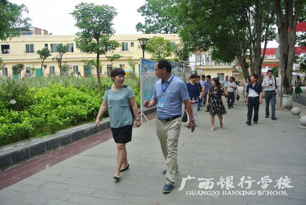 沈立君校长一行在石朝雄校长带领下参观校园.jpg