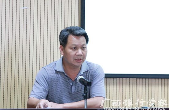 工会副主席潘洪宇宣布最后审议结果.jpg