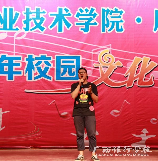 中专部会计1305班李游深情演唱歌曲《他和她》.jpg