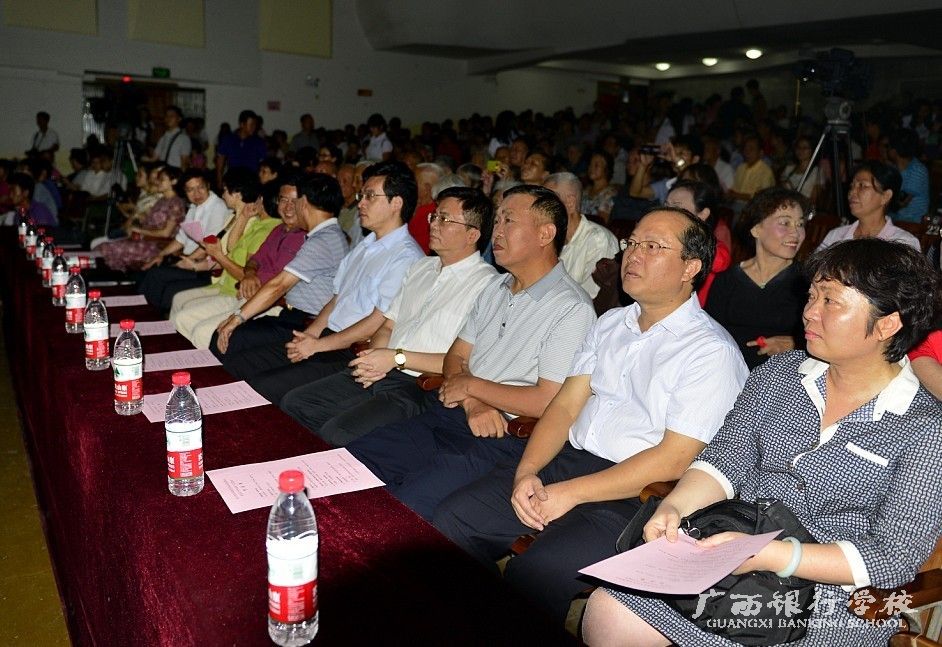 单位领导观看演出（右一：沈立君校长）.jpg