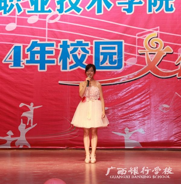 大专部金融管理1403班陈清清独唱《祖国之恋》.jpg