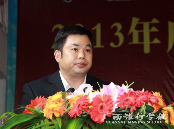 校长助理、教务处主任覃其兴主持开幕式.jpg