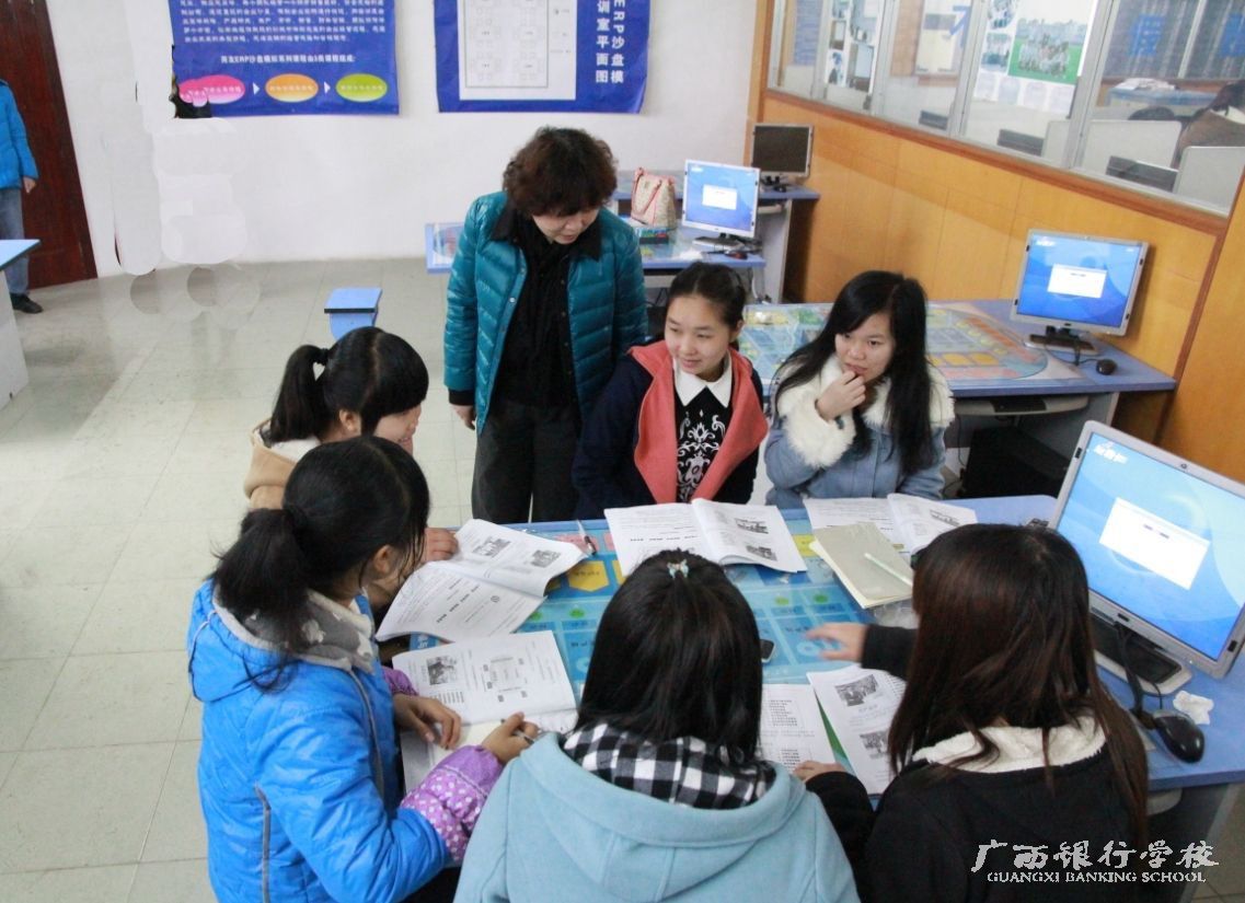 沈校长与学生亲切交谈,询问上课情况.jpg