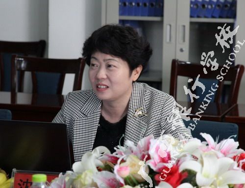 沈校长介绍学校情况.jpg