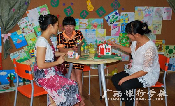 参观学生手工作品.jpg