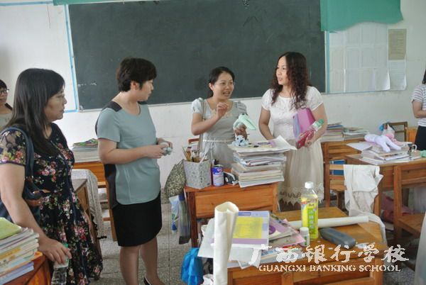 课题组成员观摩学生手工作品.jpg